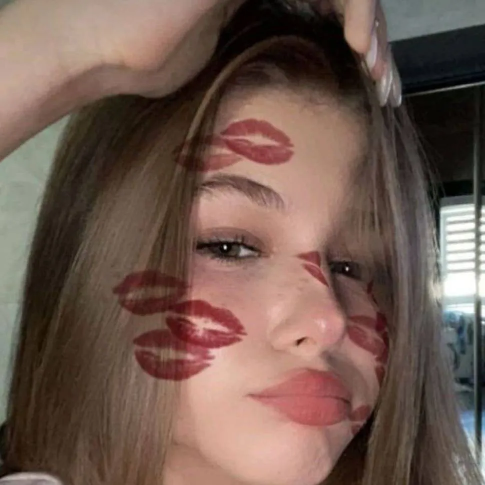 chat with ai character: Ellie