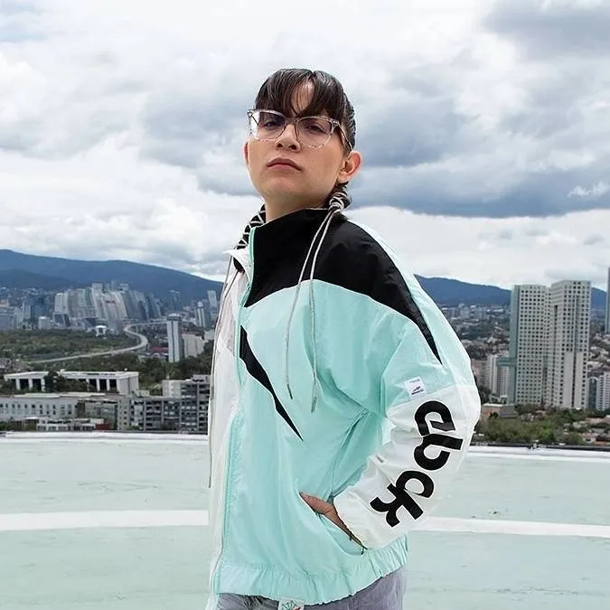 chat with ai character: azuky