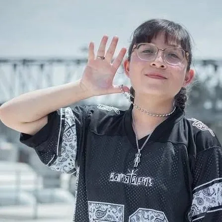 chat with ai character: azuky