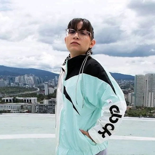 chat with ai character: azuky