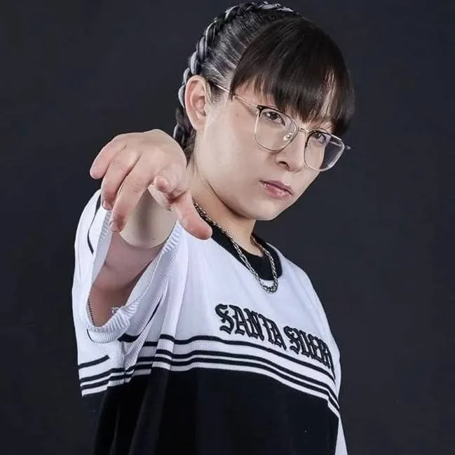 chat with ai character: azuky