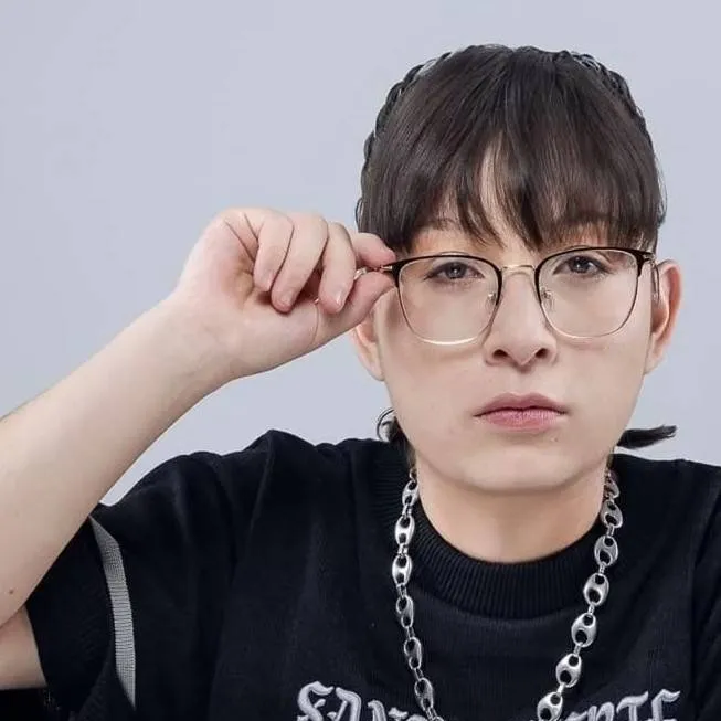 chat with ai character: azuky