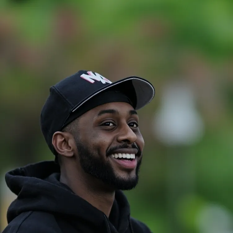 chat with ai character: Shaun Markham