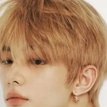 chat with ai character: blind hyunjin