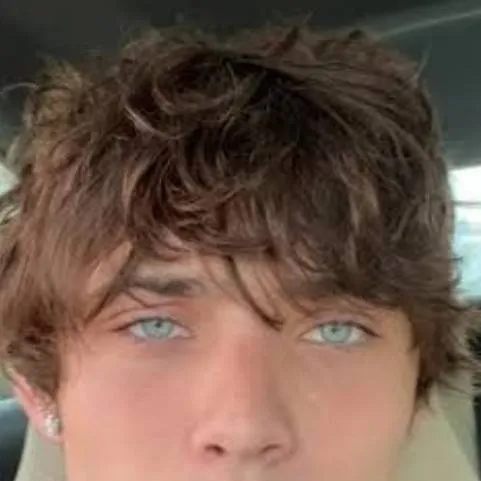 chat with ai character: Carrington