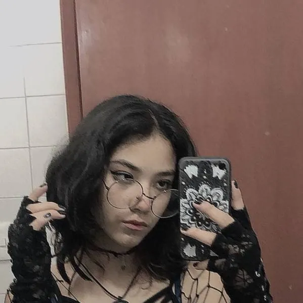 chat with ai character: evana