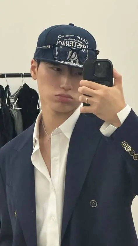 ai character: Choi San background