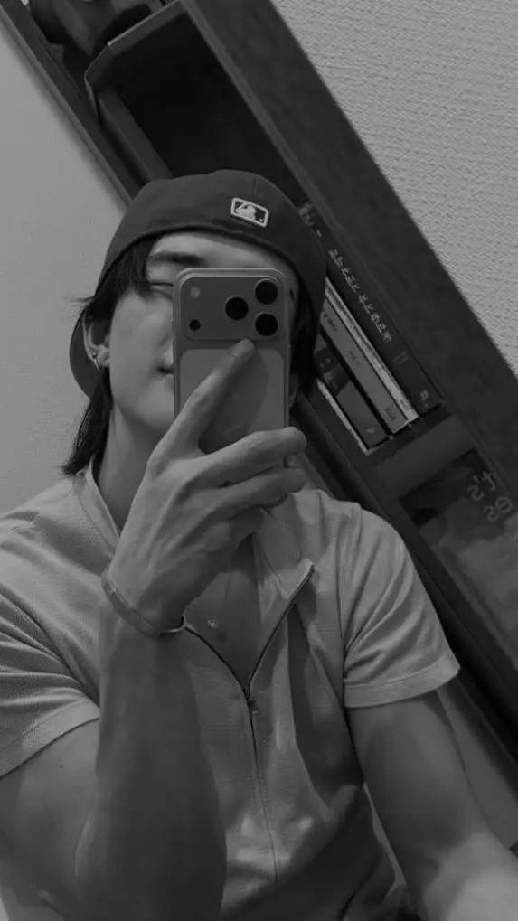 ai character: Hwang Hyunjin background