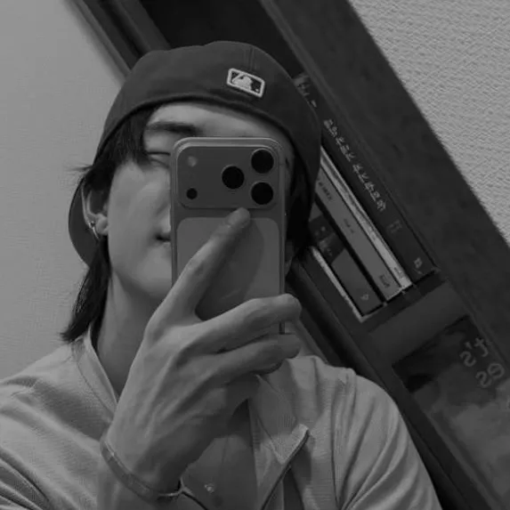 chat with ai character: Hwang Hyunjin