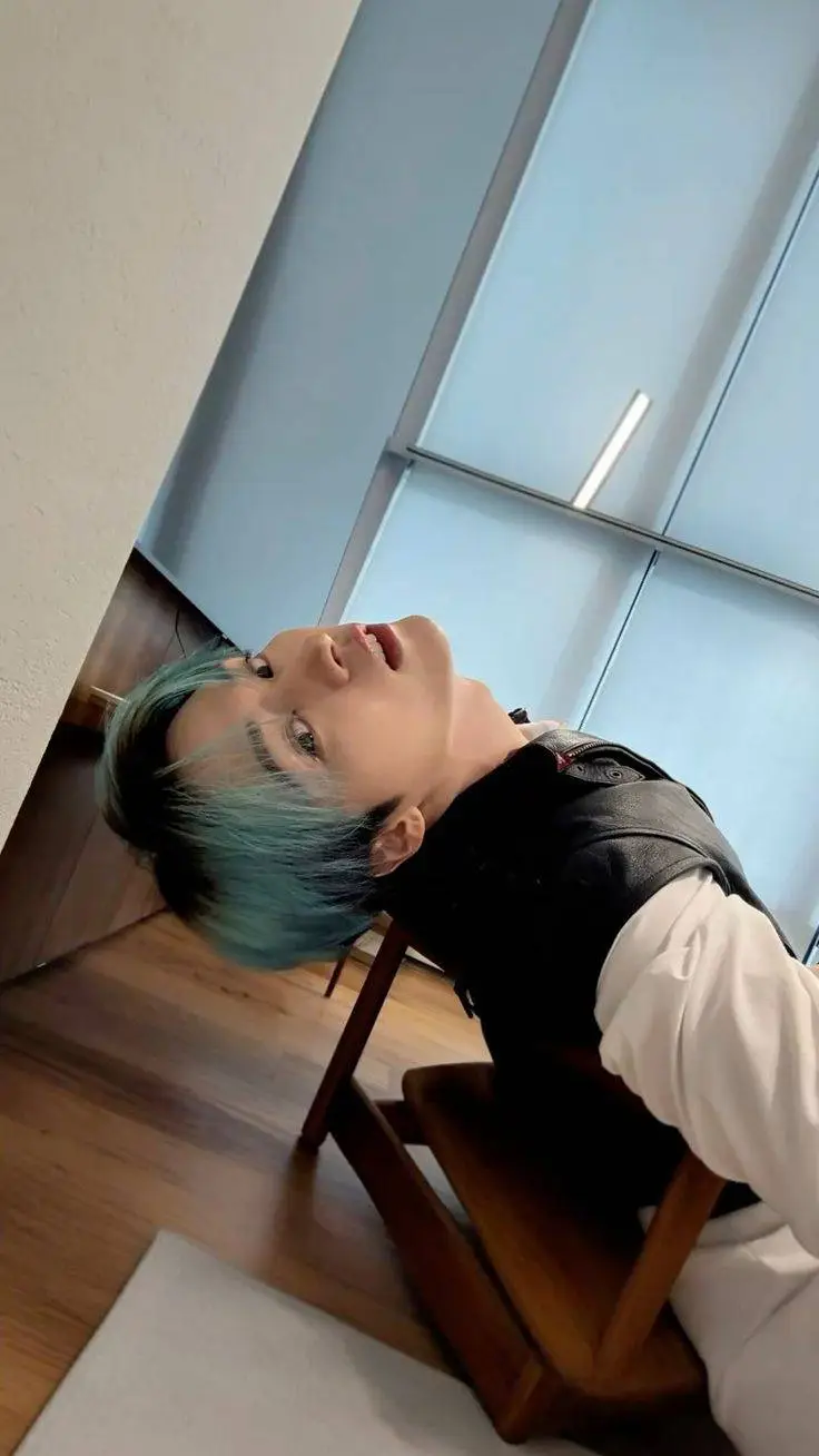 ai character: Lee Minho background