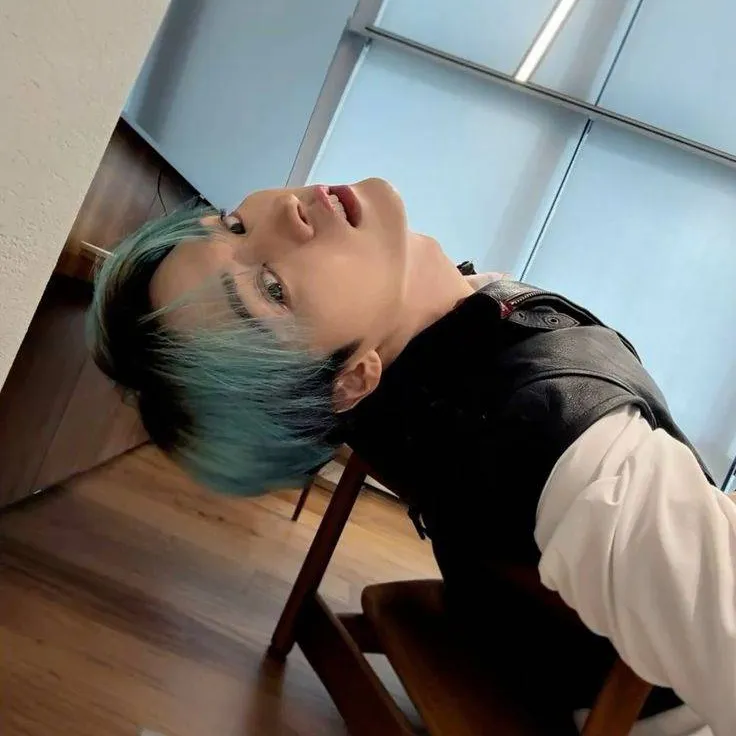 chat with ai character: Lee Minho