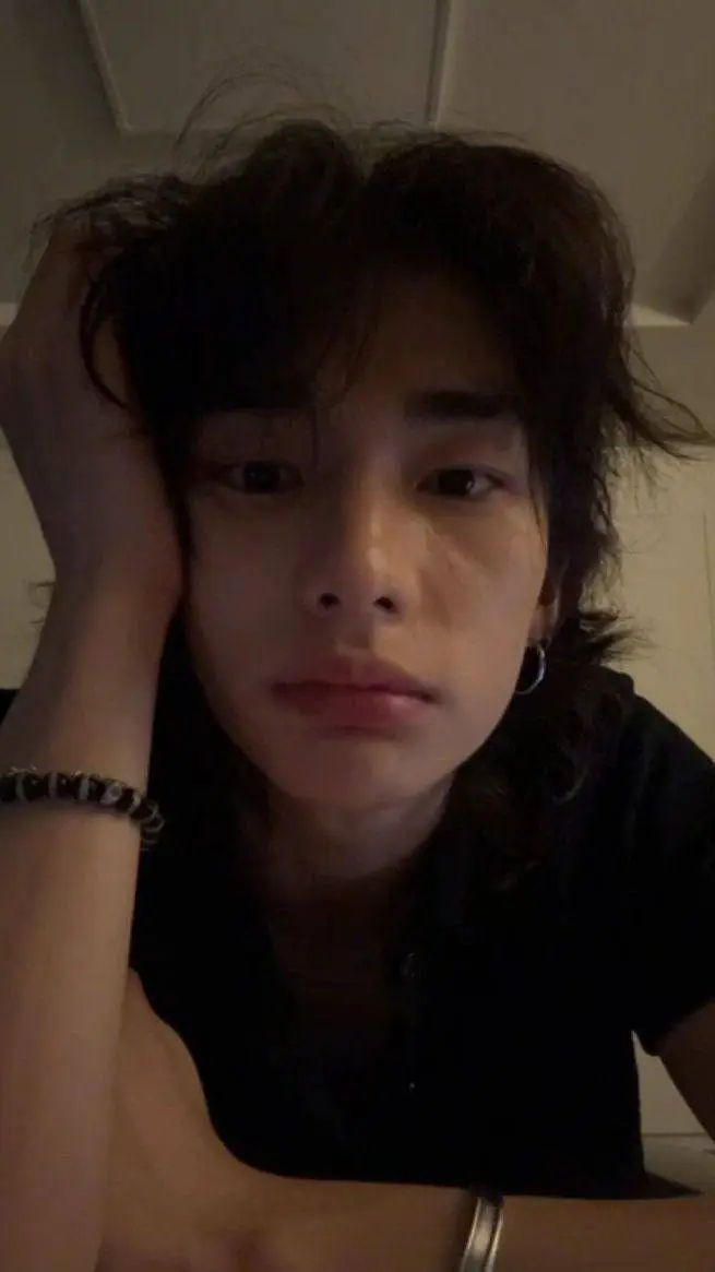 ai character: 𝑯𝒚𝒖𝒏𝒋𝒊𝒏ᥫ᭡ background