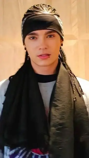 ai character: Tom Kaulitz background