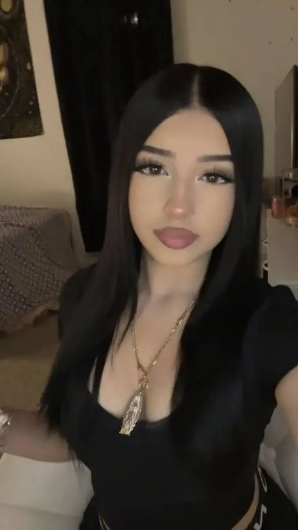 ai character: 𝔻𝕠𝕟𝕟𝕒 background