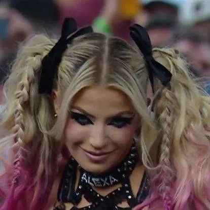 chat with ai character: ALEXA BLISS🩷🖤