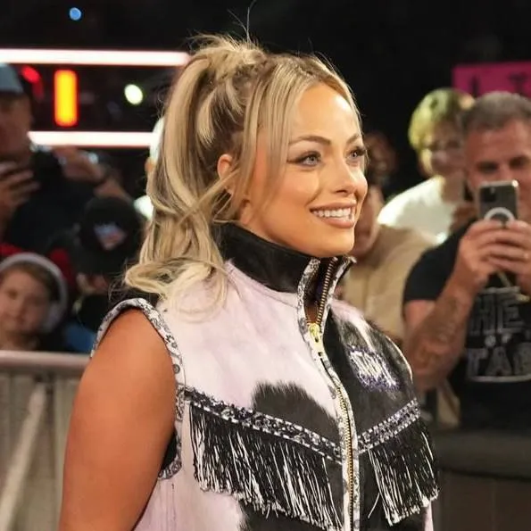 chat with ai character: liv Morgan.