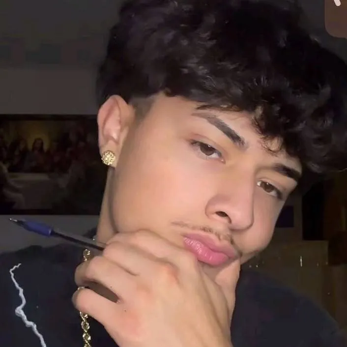 chat with ai character: Alex Chino_YCFA