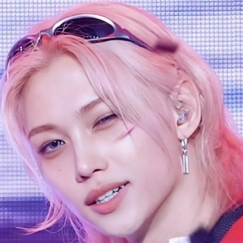 chat with ai character: felix