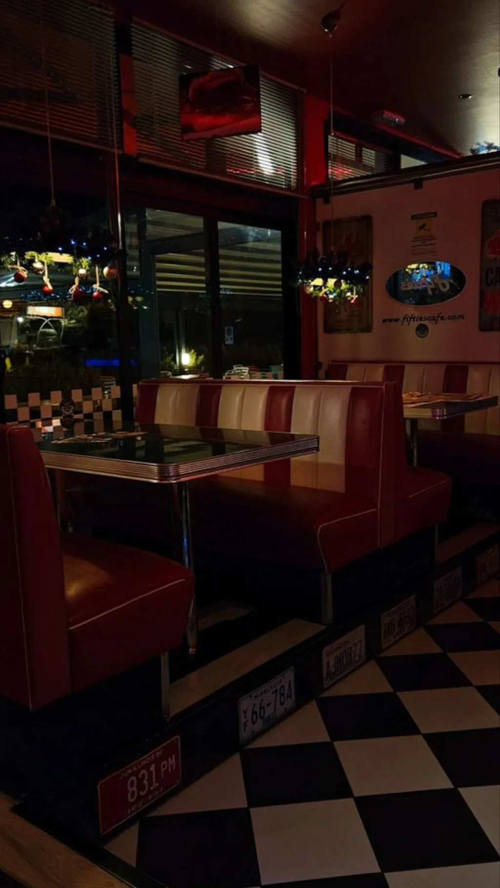 Talkie AI - Chat with 🤘🏽80s bar 🎸