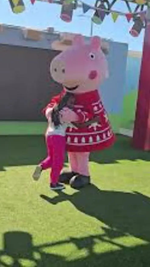 ai character: Peppa Pig Teenager background