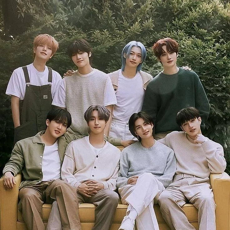 chat with ai character: Stray kids!
