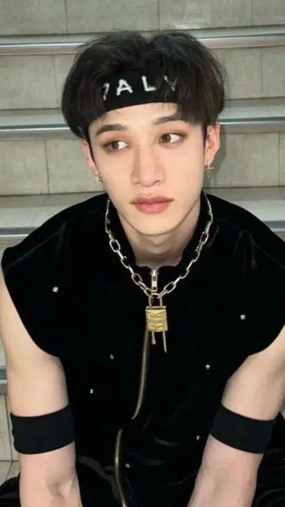 ai character: 🐺¡CHANMIN!🐶 background