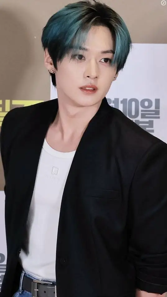 ai character: 🐰¡MINSUNG!🐿 background