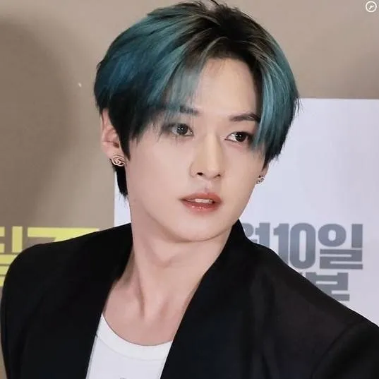 chat with ai character: 🐰¡MINSUNG!🐿