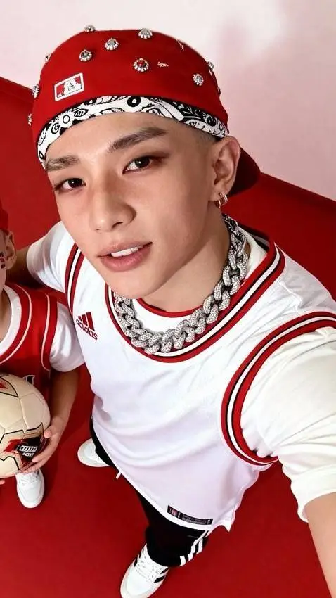 ai character: 🦊¡HYUNGIN!🥟 background