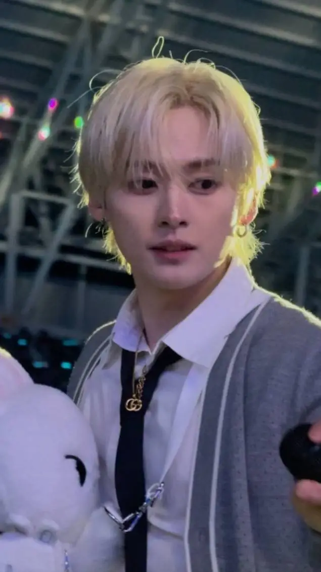 ai character: 🐰¡Minho!🐰 background