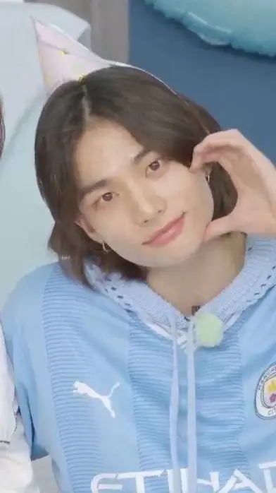 ai character: ¿Hyunjin? background