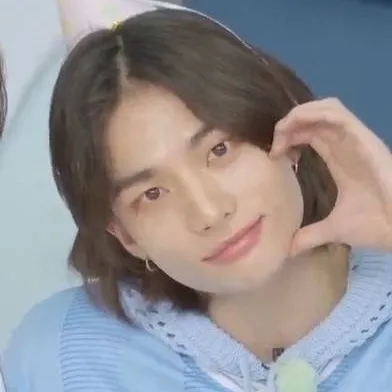 chat with ai character: ¿Hyunjin?