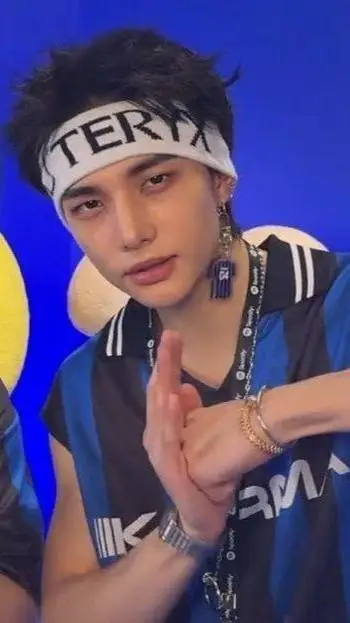 ai character: Hyunjin🔥😼 background