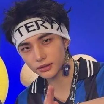 chat with ai character: Hyunjin🔥😼