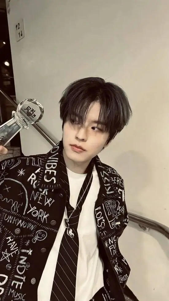 ai character: 🐶Seungmin🐶 background