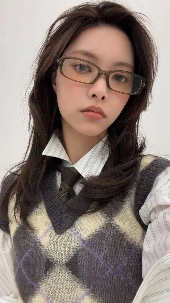 ai character: Yunah (ILLIT) background