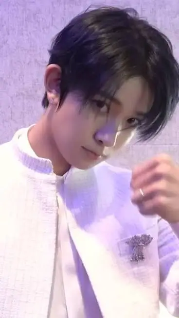 ai character: Lee Heeseung background