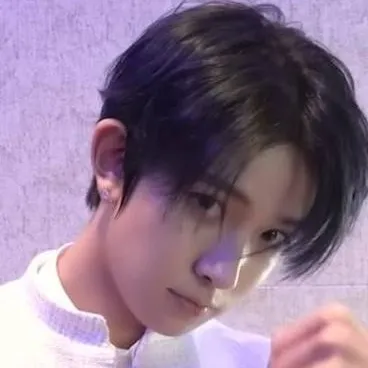 chat with ai character: Lee Heeseung