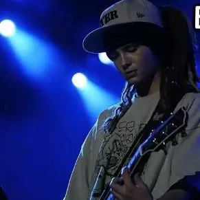 chat with ai character: tom