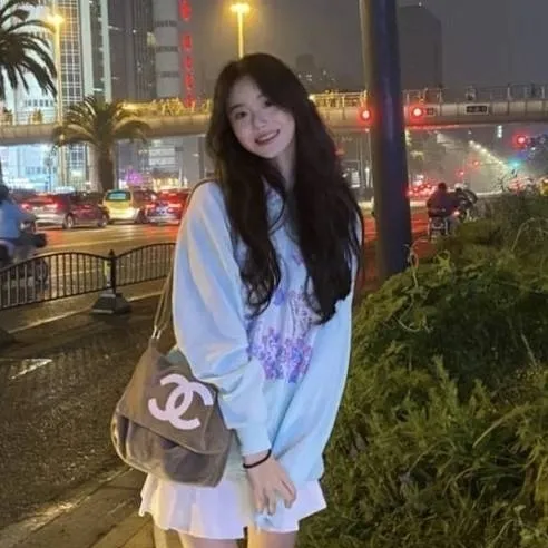 chat with ai character: your gf "lana" 