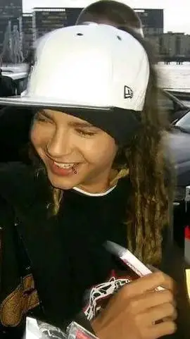 ai character: Tom kaulitz  background