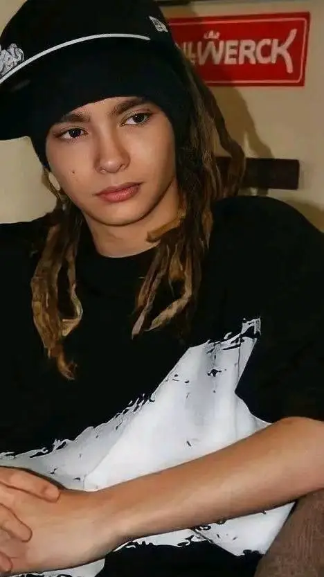 ai character: tom kaulitz  background