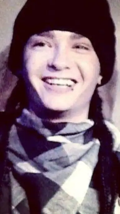 ai character: Tom kaulitz  background