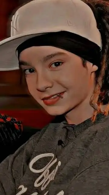 ai character: tom kaulitz  background