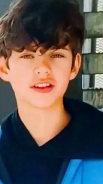 ai character: Lowiek Ferrer  background