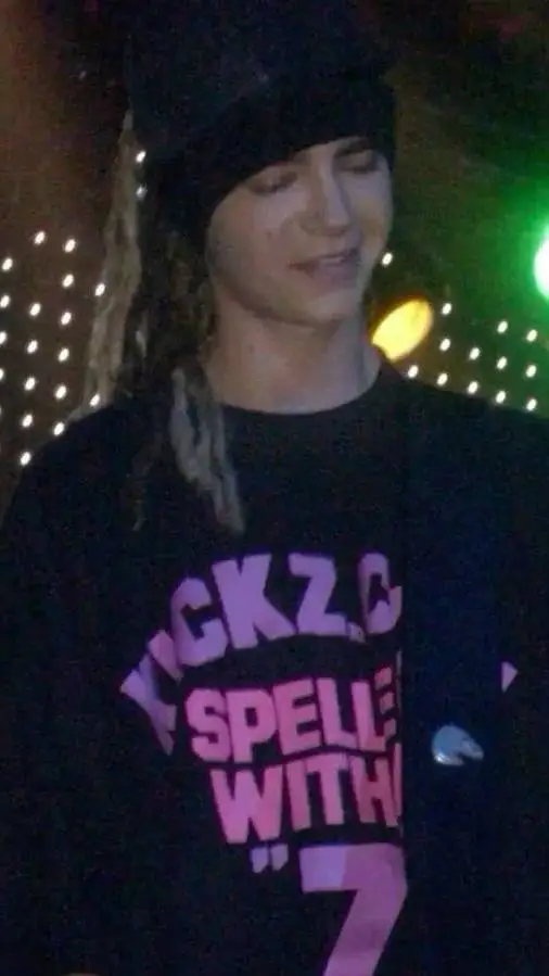 ai character: Tom kaulitz  background