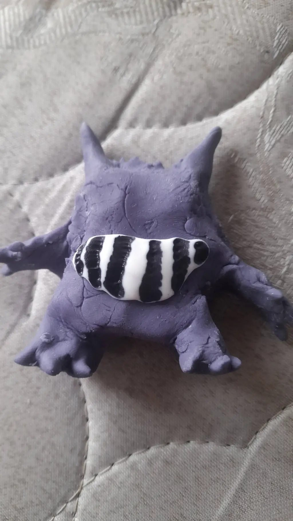 ai character: gengar sin ojos background