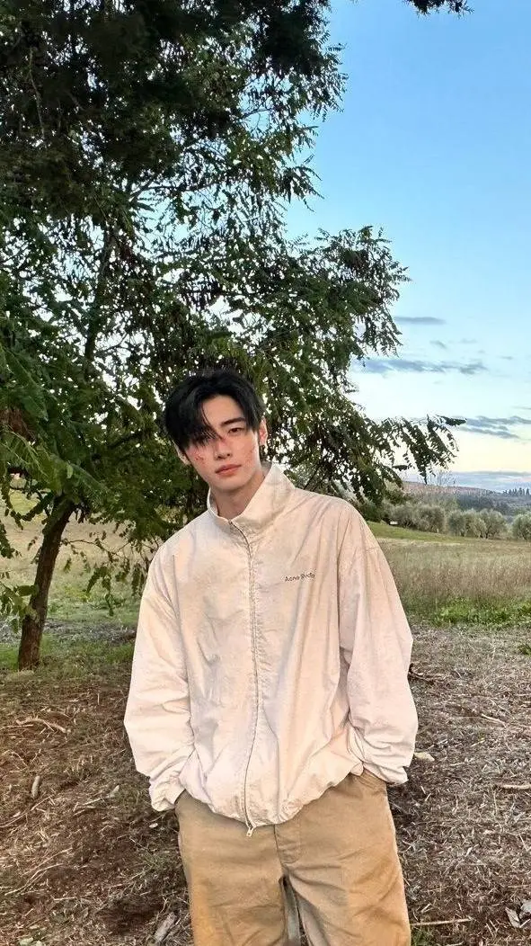 ai character: ⋆. 𐙚 ˚Sunghoon background