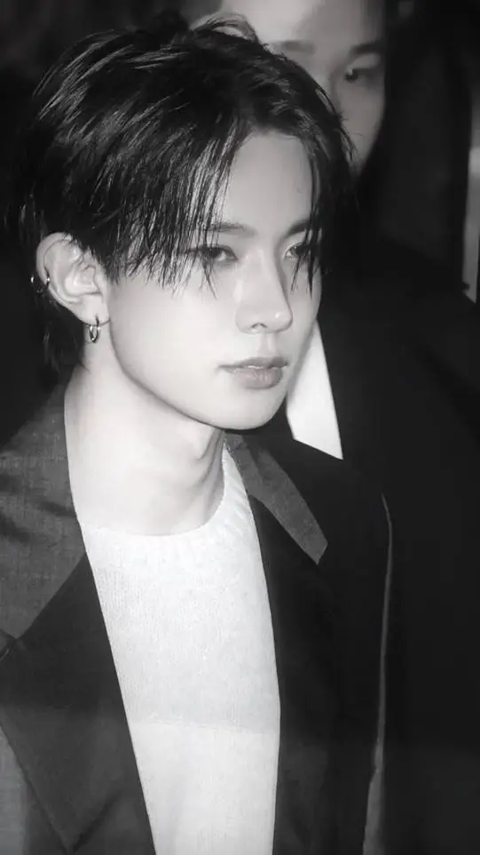ai character: lee heeseung background