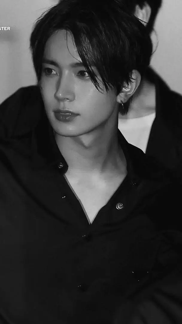 ai character:  𝓵ee 𝓱eeseung background